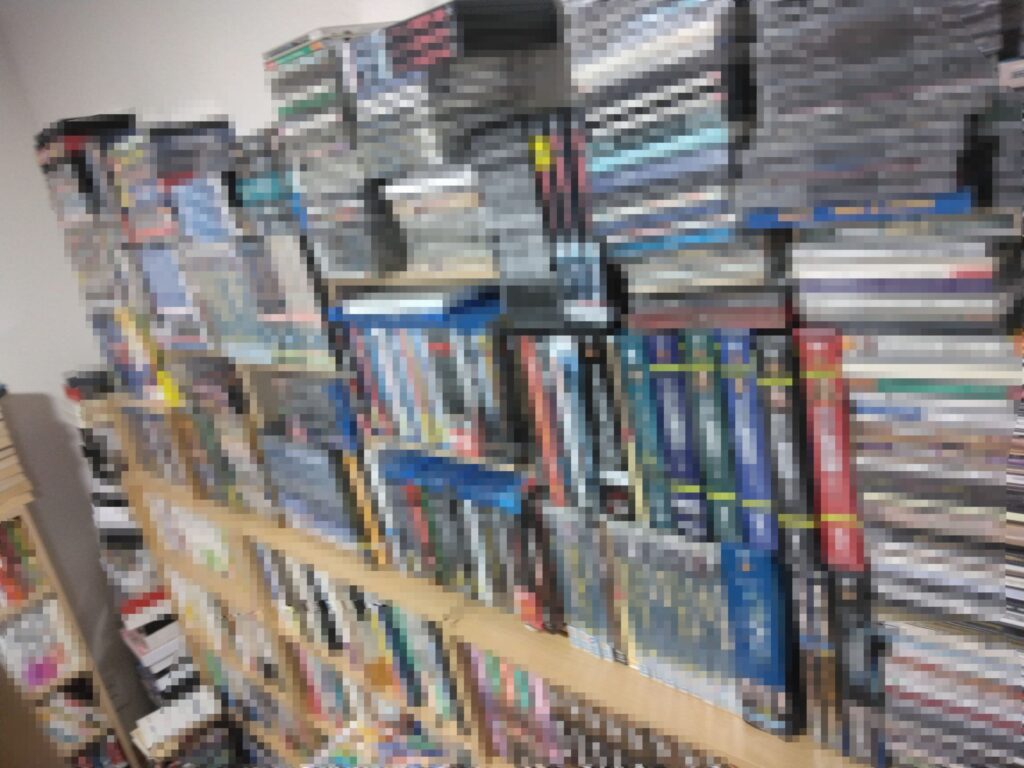 20年以上かけて本が増えた実家の木製本棚